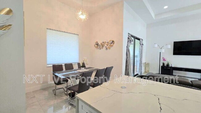 Building Photo - 220 NE 8th Pl