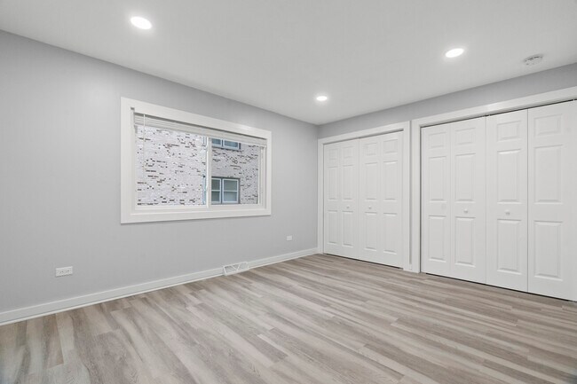 Building Photo - 821 E Lilly Ln