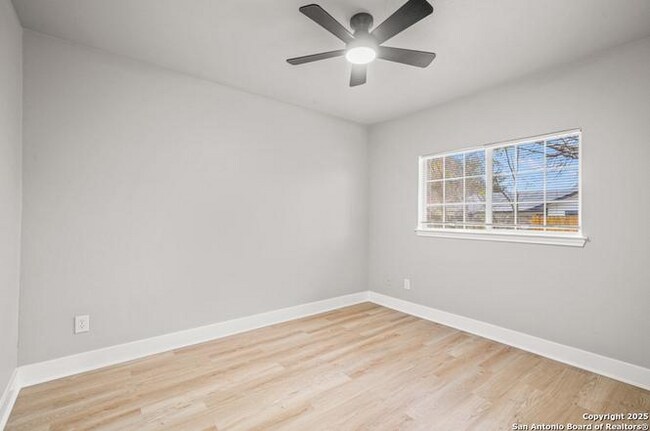 Building Photo - 8427 Glen Ct