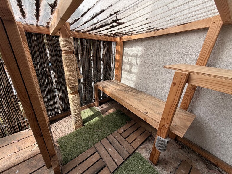 Building Photo - Cat-Friendly Condo with Private Cat Patio Enclosure + Resort-Style Amenities in Tarzana!