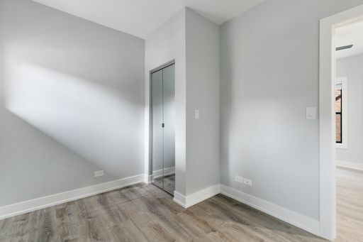 Building Photo - 7736 N Eastlake Terrace