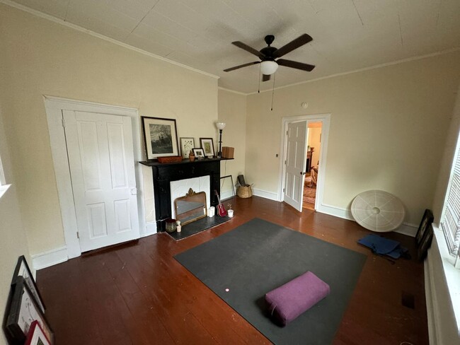 Building Photo - Updated 3bed/2bath House with Older Charm!