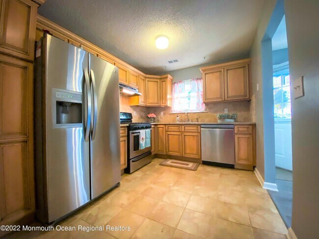Building Photo - 313 Tulip Ln