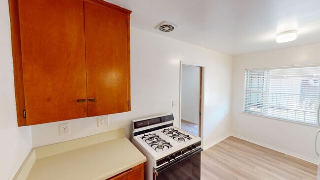 Building Photo - 1030 Isabella Ave