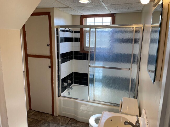 Building Photo - Quiet Country Living - 2BR / 2BA