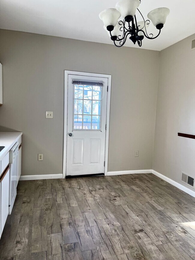 Building Photo - *** Amazing Apartment in Mt. Washington * Pet Friendly * Duplex style * Available Now * Spacious ...