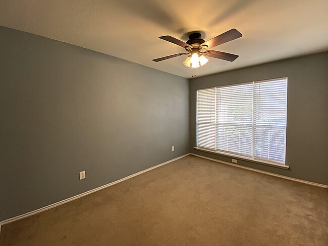 Building Photo - 102 Mission Dr