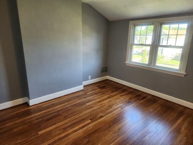 Building Photo - 716-718 E Wheeling St