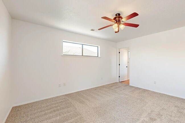 Building Photo - 699 Lakeview Cir SE