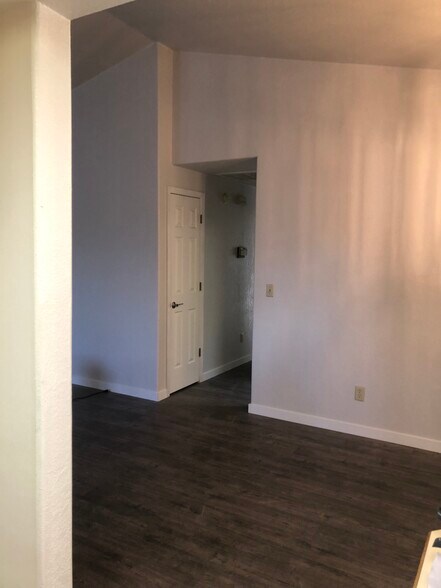Building Photo - 1372 Glengrove Ave
