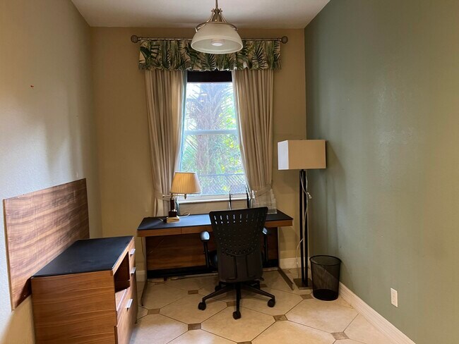 Building Photo - 4991 Bonsai Cir