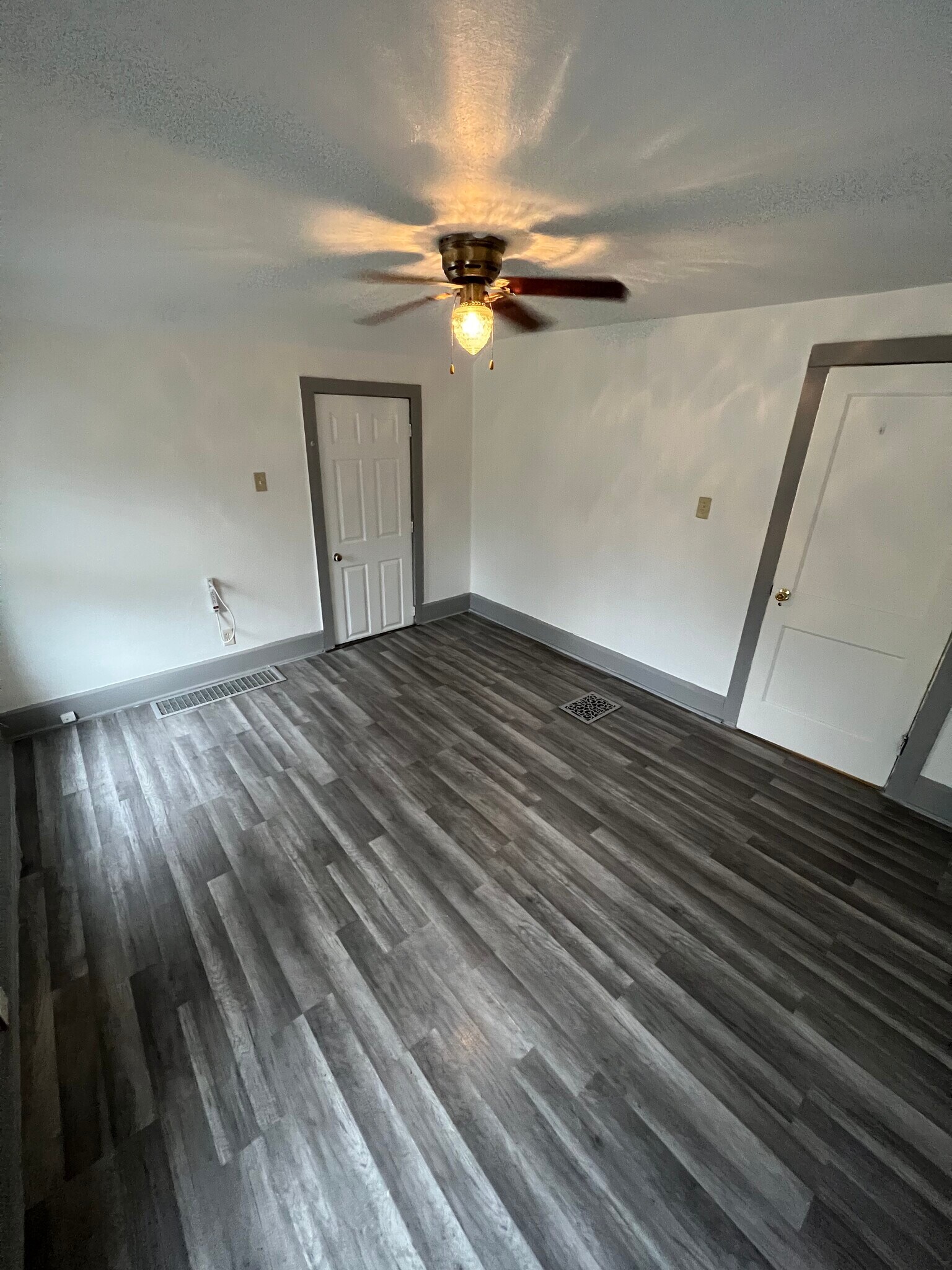 upper unit master bedroom - 1229 Terrace Ave