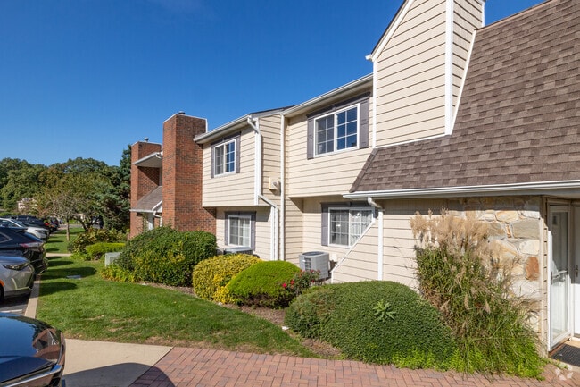 Building Photo - The Shores at Lake Point
