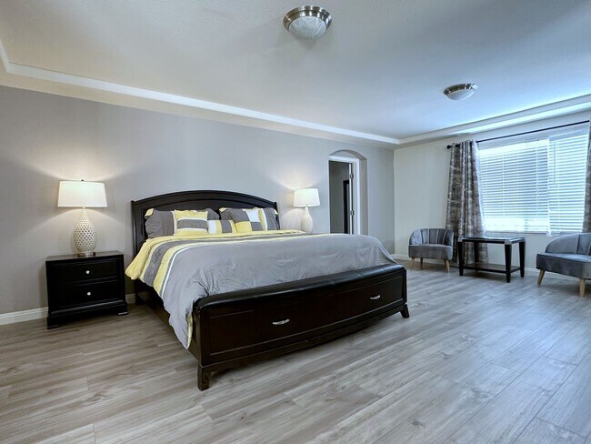 Building Photo - 4Bdrm/2.5bath Single Family Home - Fully Furnished