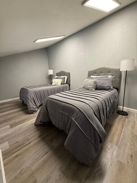 Loft w/ 2 beds - 2107 G St
