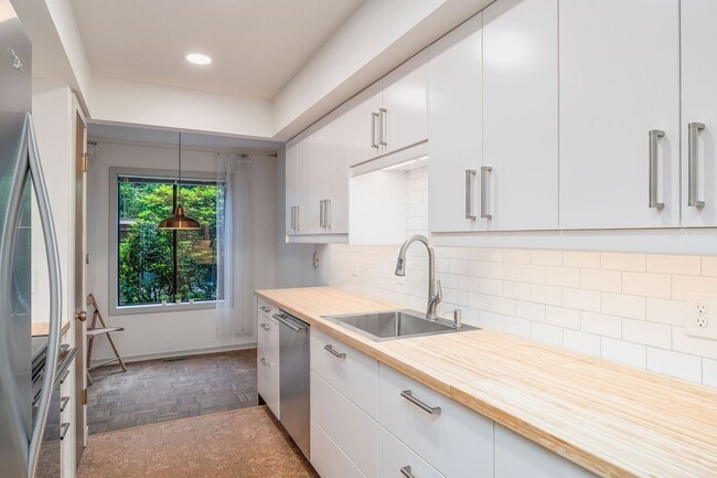 Building Photo - Pool’s Open! -Huge, refreshed 2 BR-2 Bath ...