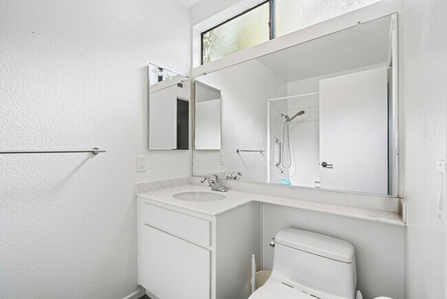 Building Photo - 5 Solana