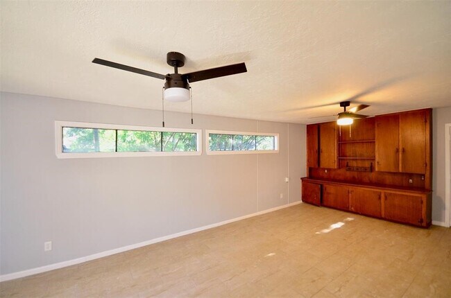 Building Photo - 6229 Tanager St