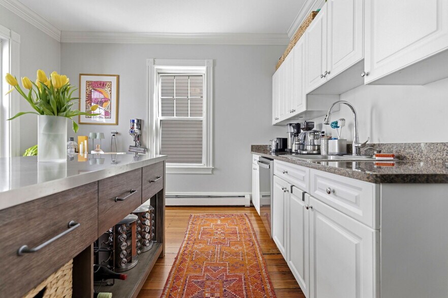 Building Photo - 722 E 2nd St