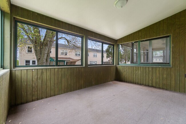 Building Photo - 2BR Townhouse in Midland, PA!!