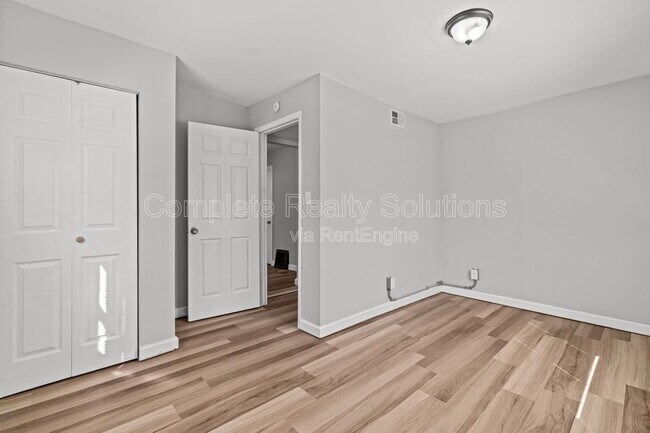 Building Photo - 7120 Greenhaven Dr