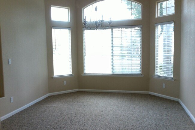 Building Photo - Beautiful 4 Bedroom home in the Clovis District