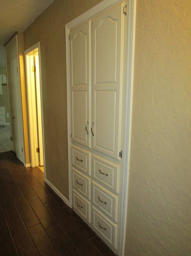 Building Photo - Move in Ready 3 or 4 bedroom