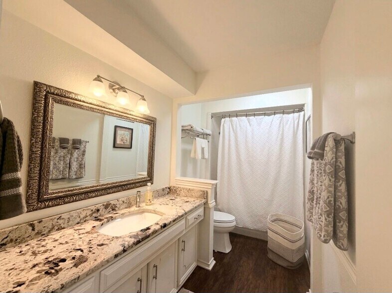 Building Photo - 3433 Lynbrook Dr