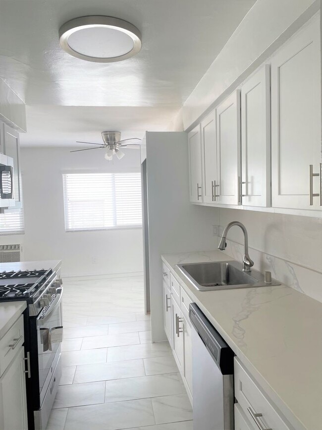 Interior Photo - 817 S. St. Andrews Pl