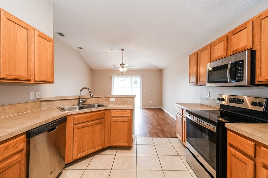 Building Photo - 2600 Creek Ridge Dr