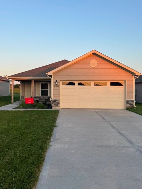 Building Photo - 877 N Buckeye St