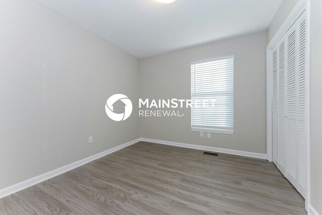 Building Photo - 3 Bedroom Pet-Friendly Home in Independence, MO with Main Street Renewal