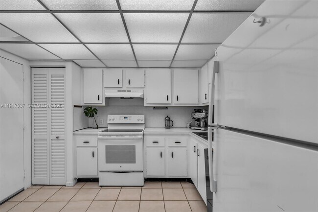 Building Photo - 575 Crandon Blvd