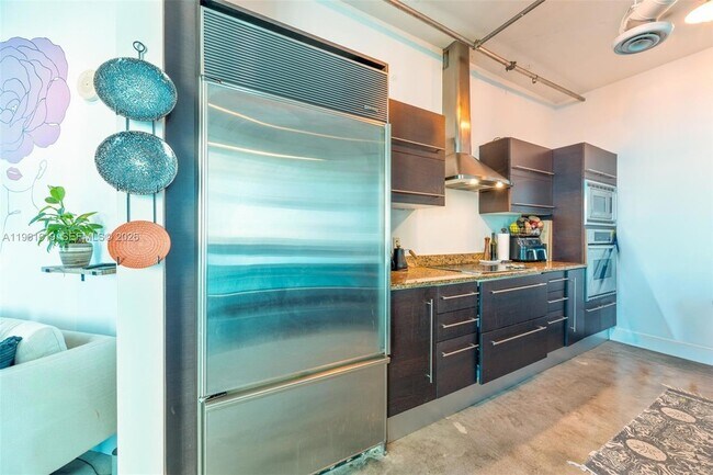 Building Photo - 700 NE 25th St