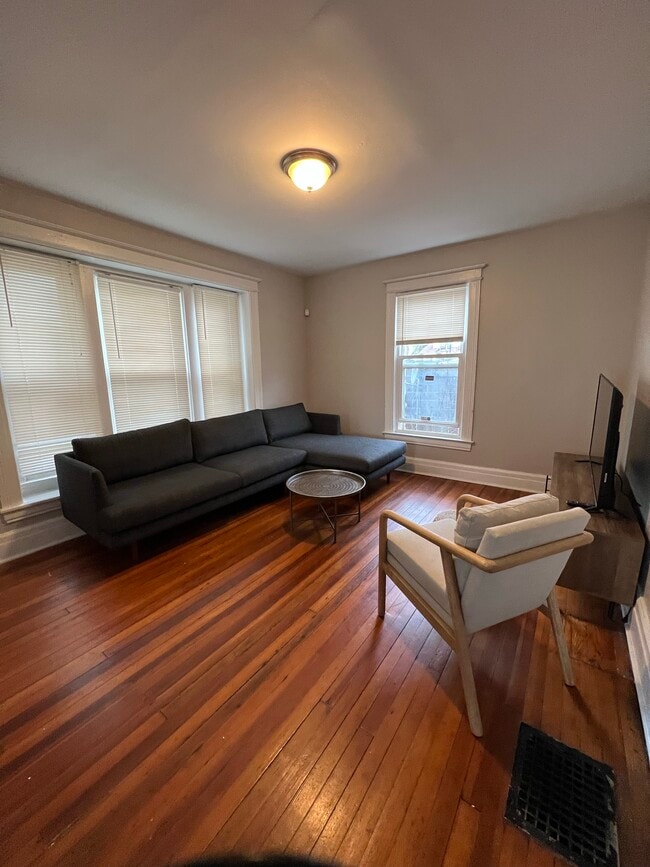 Building Photo - 126 Barton St