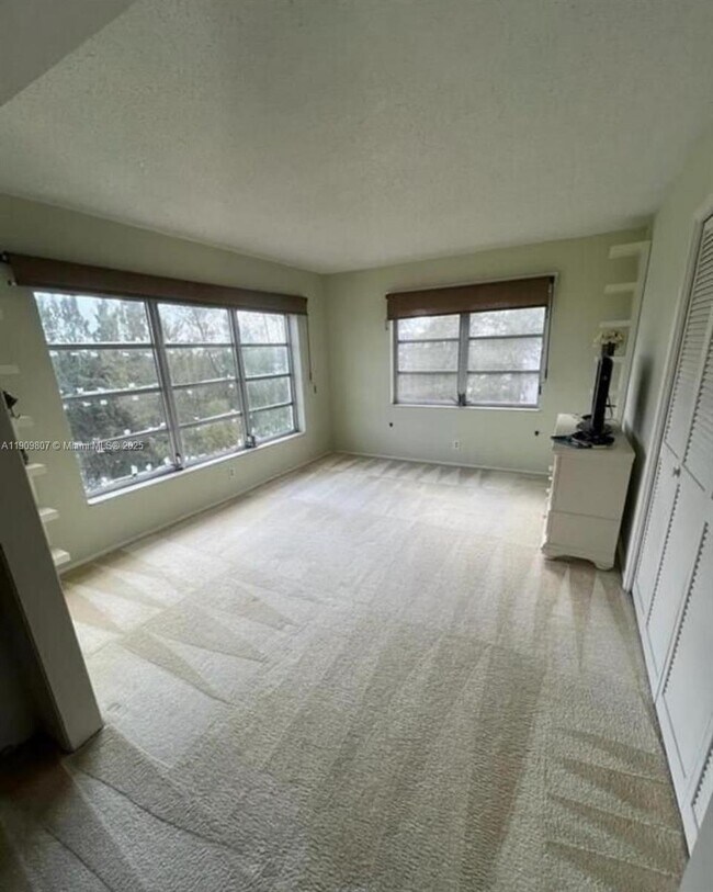 Building Photo - 3150 N Palm Aire Dr