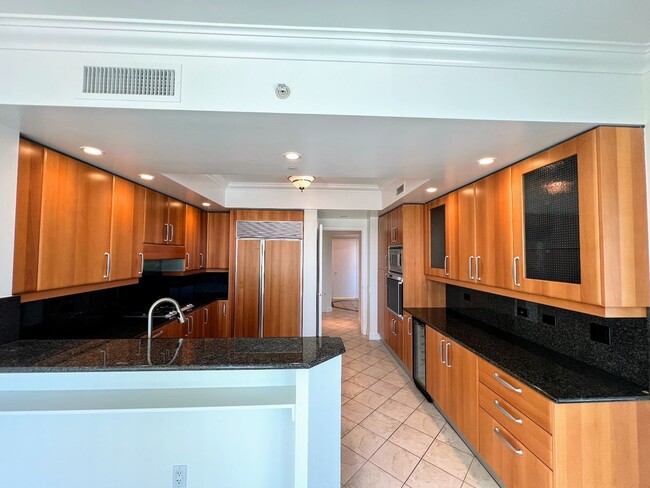 Building Photo - Turnberry Towers - 2 Bedroom 2 bath over 2...