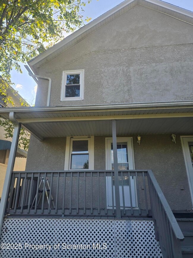 Building Photo - 323 Larch St