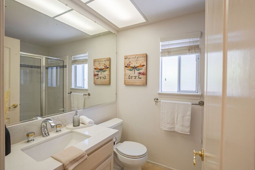 Building Photo - 1651 Fox Springs Cir