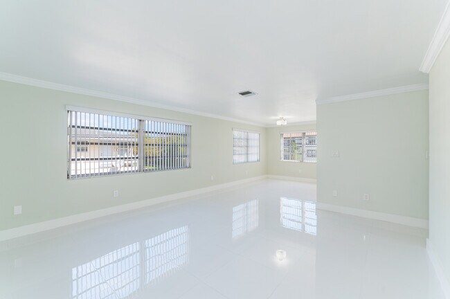 Building Photo - 555 S Luna Ct Hollywood, FL 33021