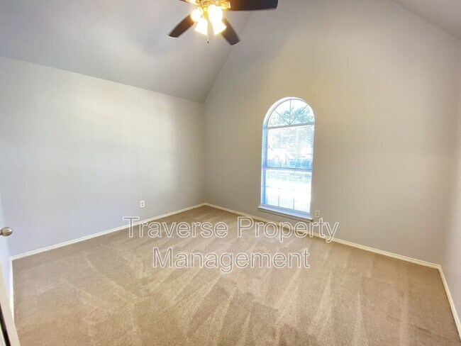 Building Photo - 4150 Briar Hill Dr