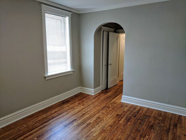 Building Photo - Charming 1 bedroom Apartment. Professional...