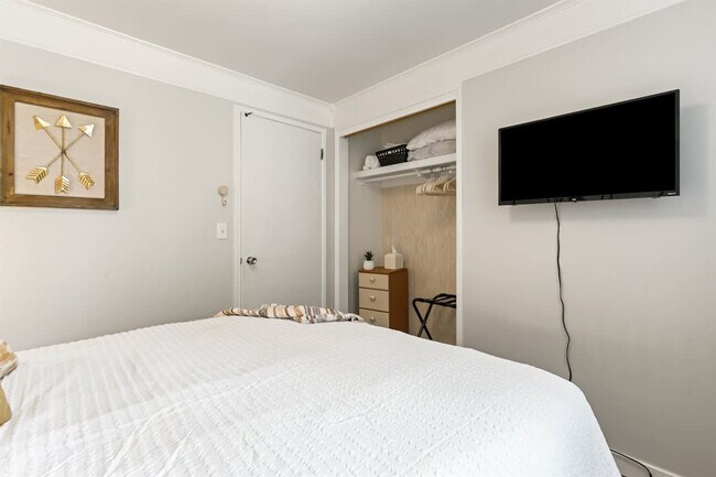 Building Photo - 3413 W Sunset Ave