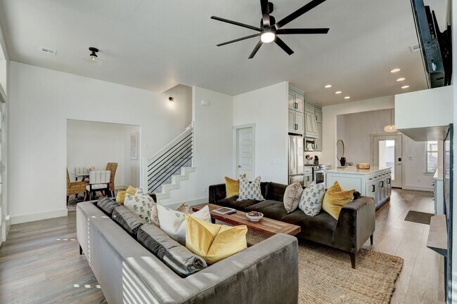 Building Photo - Stunning 4 Bedroom 3 Bath Home