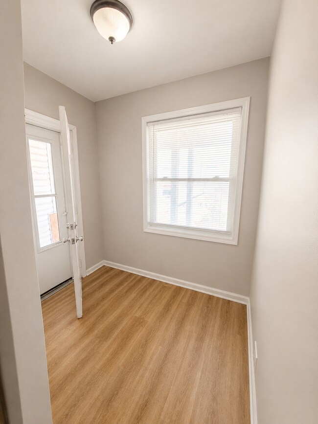 Building Photo - Sunny Top-Floor 3BR/2BA in West Ridge with Parking and Water Included
