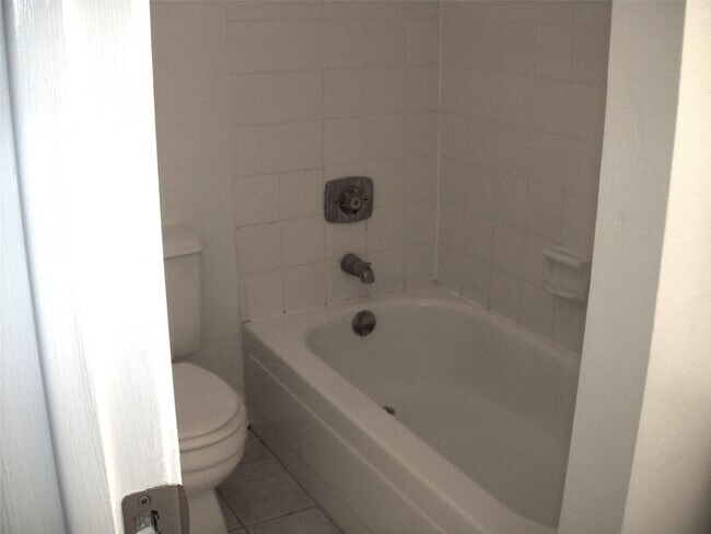 Building Photo - 9850 Pagewood Ln