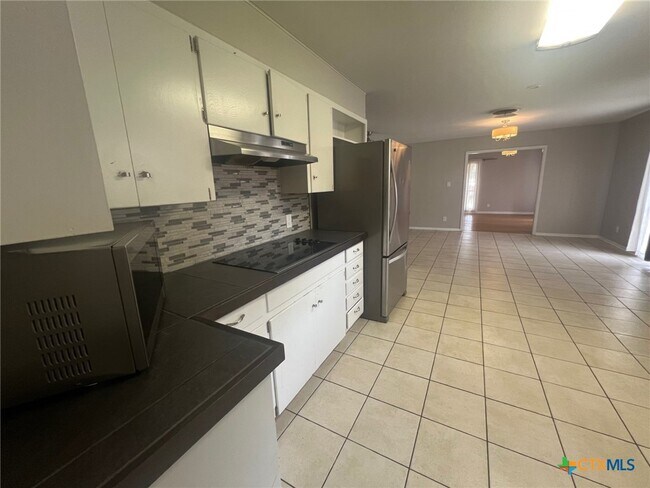 Building Photo - 943 S Pecan Ave
