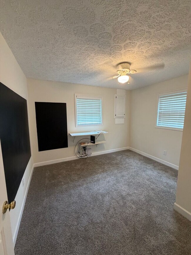 Building Photo - Fabulous 3 bedroom 2 bath in waterfront community!