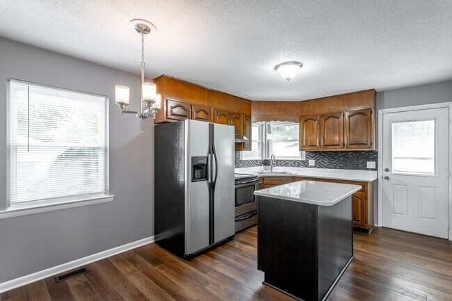 Building Photo - Newly Available! 2 Bedroom 1 Bathroom in the Heart of Hixson!