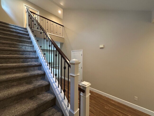 Building Photo - Gorgeous 4 Bed, 2.5 Bath Tuscany Home!